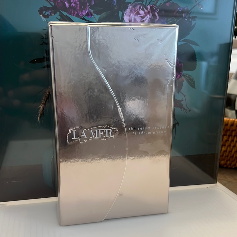La Mer The Serum Essence in Elegant Silver